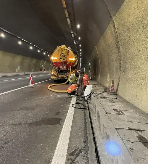 丰台隧道排水渠清淤